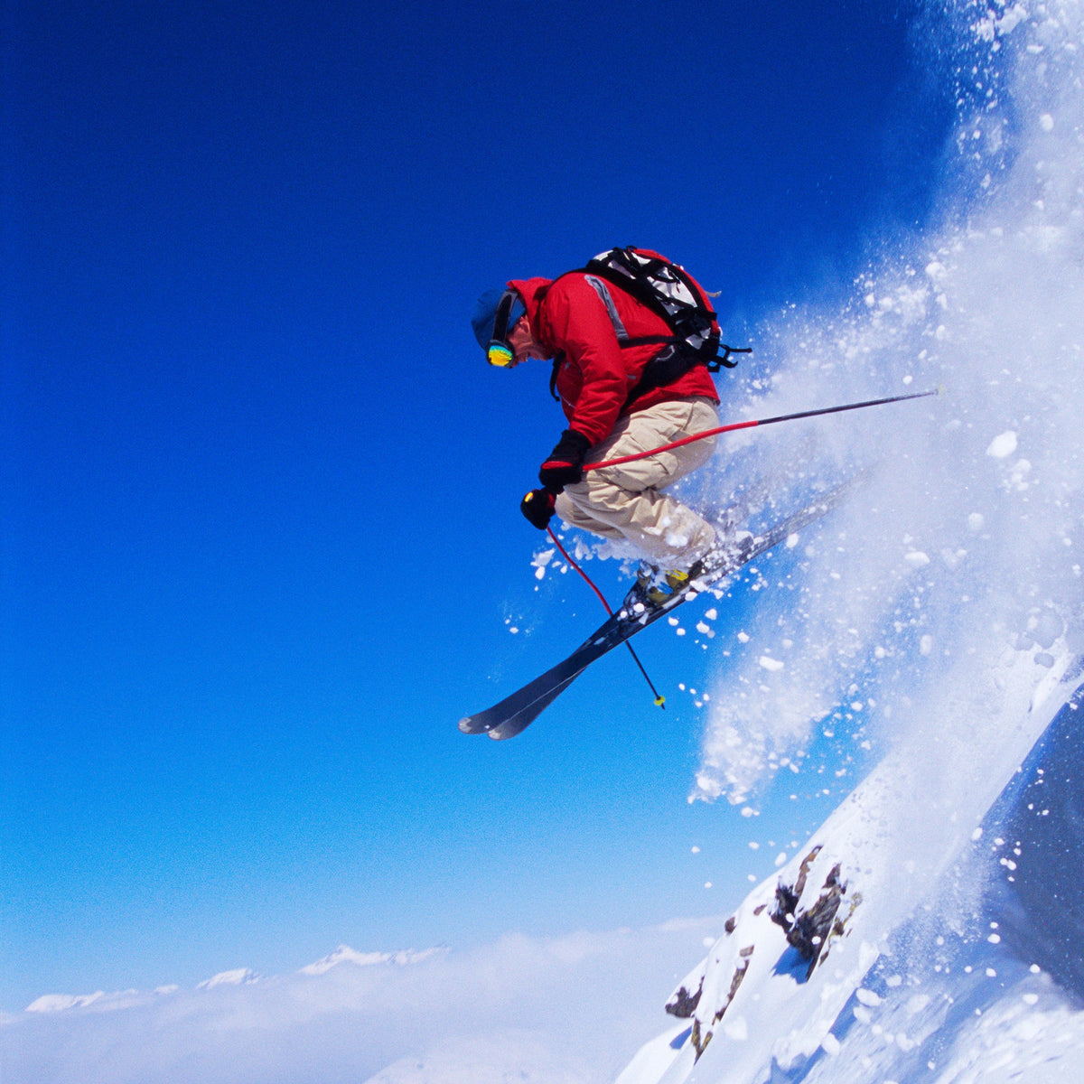 Skifahrer mit BIGWAVE Skibrille auf der Piste