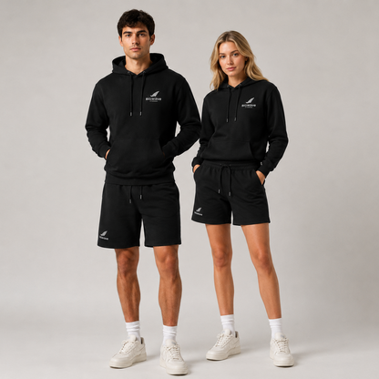 Männliches und weibliches Model tragen den schwarzen BIGWAVE Unisex Hoodie mit Logo beim Fashion Shooting.